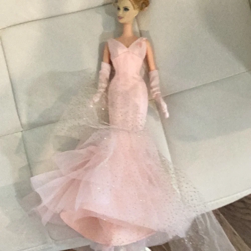Pink Ribbon Barbie - Picture 3 of 6